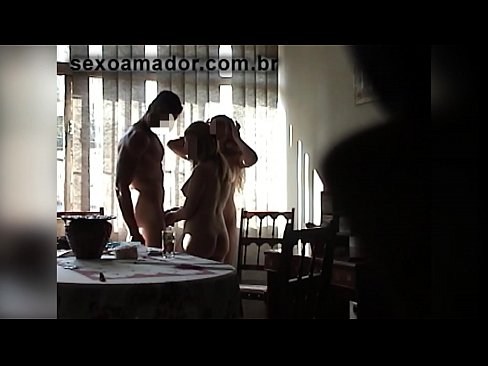 ❤️ Οι φίλοι του σεξ προσκαλούν έναν γιγαντιαίο άνδρα και ένα τρίο μαζί του ❤️ Πόρνο